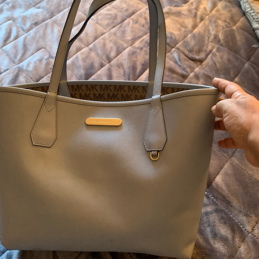 Authentic Micheal Kors Tote Price is firm!
